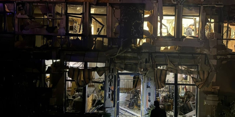 Ворог знову атакував Одесу – 10 постраждалих, під ударом були готель, будинки, об’єкти в центрі (ФОТО, ВІДЕО)