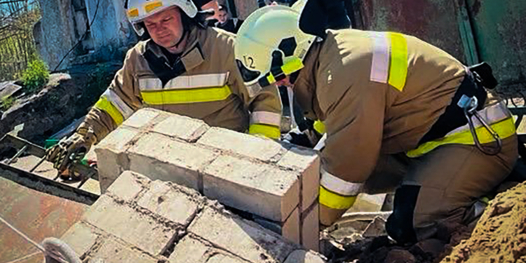 На Миколаївщині рятувальники визволили молодого чоловіка, якого затисло бетонною плитою