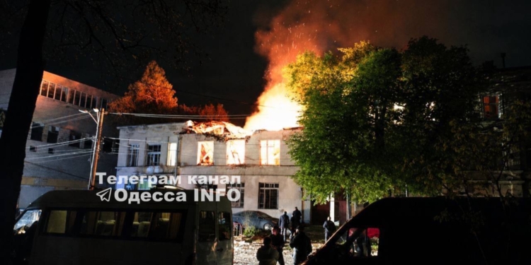 Знову важка ніч в Одесі – через дронову атаку горіли будинки і дитсадок (ВІДЕО)
