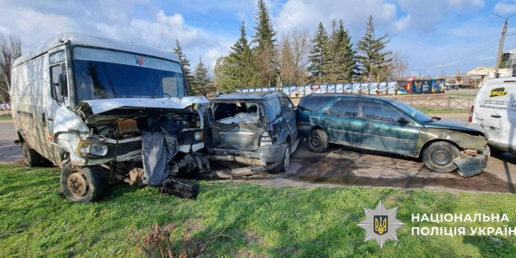 На Миколаївщині п’яний чоловік вкрав автівку і потрапив на ній у ДТП, пошкодивши три автомобілі (ФОТО)