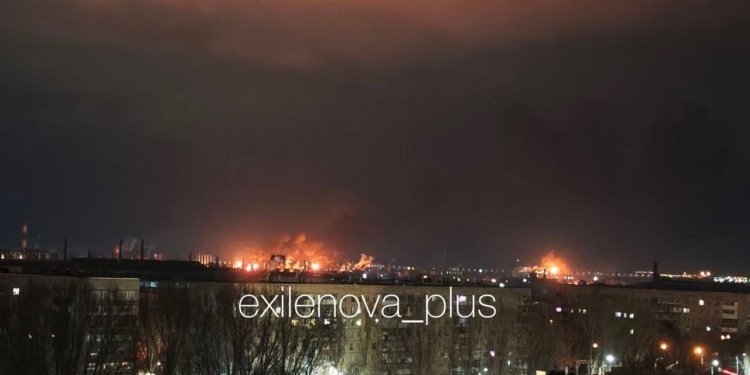 Цієї ночі дрони масово атакували Тольятті – горить 2 хімзаводи (ВІДЕО)
