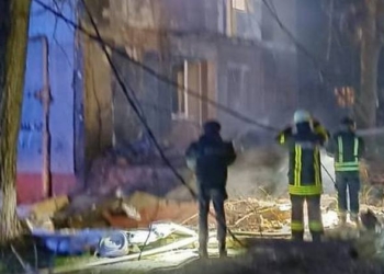 Внаслідок ворожої атаки в Одесі є руйнування та 2 постраждалих (ВІДЕО)