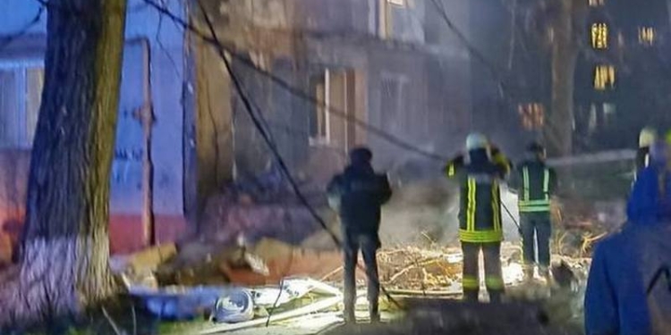 Внаслідок ворожої атаки в Одесі є руйнування та 2 постраждалих (ВІДЕО)
