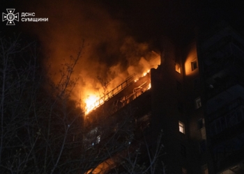 Ворог завдав серію ударів по Сумах – горить 16-поверхівка та інше житло (ФОТО)