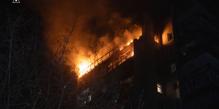 Ворог завдав серію ударів по Сумах – горить 16-поверхівка та інше житло (ФОТО)