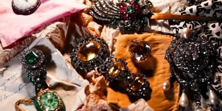 Як в кіно. У Канаді у старій валізі знайшли легендарний діамант і королівські коштовності, “зниклі назавжди” (ФОТО, ВІДЕО)