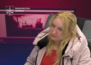 Матір, яка залучала 4-х і 6-літню доньок до створення порнографії, взяли під варту із заставою