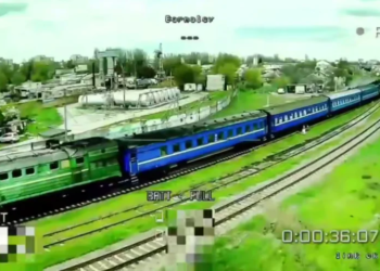 Рашисти вдарили дроном по поїзду в Херсоні. У фахівців є питання (ВІДЕО)