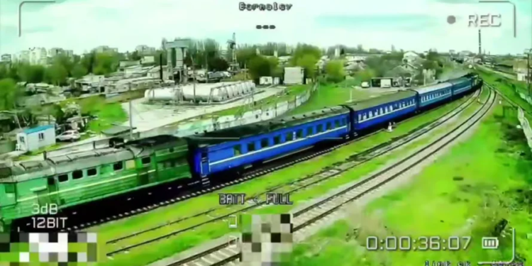 Рашисти вдарили дроном по поїзду в Херсоні. У фахівців є питання (ВІДЕО)