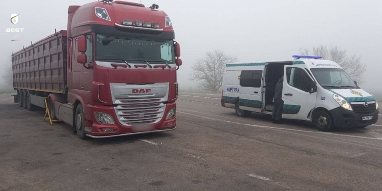 На Миколаївщині дві фури намагалися оминути WIM-комплекс. Не вийшло (ФОТО)