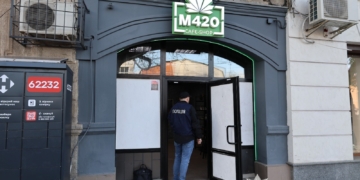 У Миколаєві поліцейські припинили діяльність трьох магазинів із продажу продукції сумнівного вмісту «рослинного походження» (ФОТО, ВІДЕО)