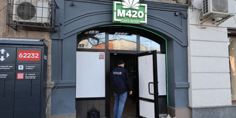 У Миколаєві поліцейські припинили діяльність трьох магазинів із продажу продукції сумнівного вмісту «рослинного походження» (ФОТО, ВІДЕО)