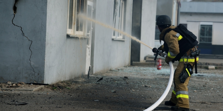 Рятувальники Миколаєва показали, як долали наслідки ранкової атаки ворожих БпЛА на місто (ФОТО, ВІДЕО)