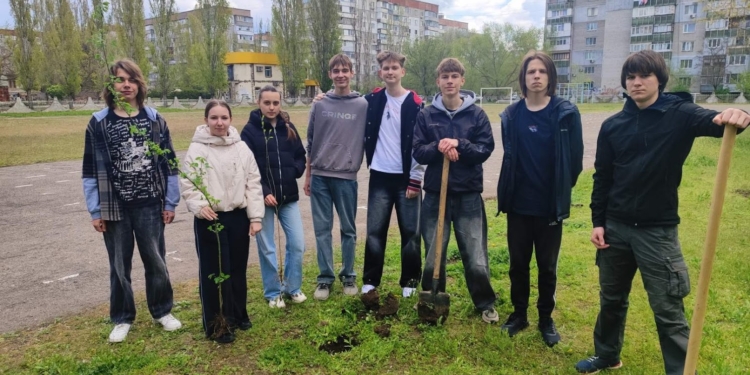 У Миколаєві на Намиві діти посадили клени, горіхи, шовковицю і китайські фініки (ФОТО)