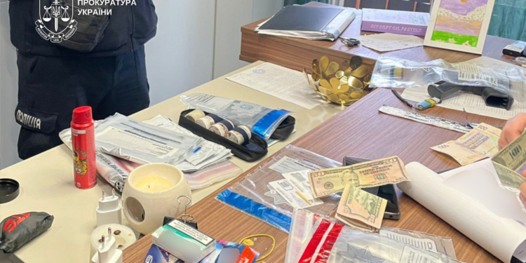 На Закарпатті зловмисники вносили у термінали сувенірні купюри, а в банкоматах знімали справжні – “прокачали” так 2 млн.грн. (ФОТО, ВІДЕО)