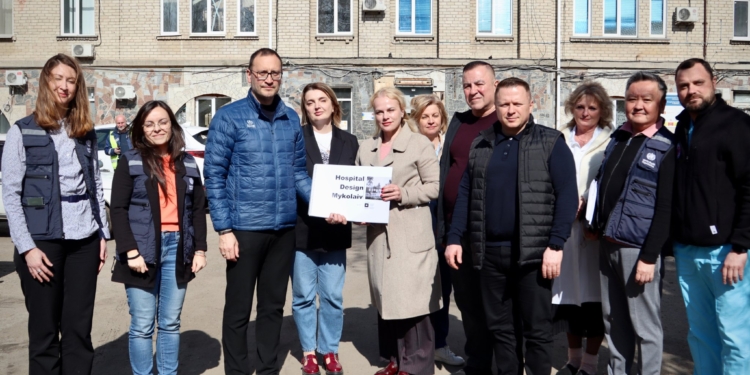 Миколаївщину відвідала делегація ВООЗ: привезли приладдя і обговорили проєкт модульної поліклініки (ФОТО)