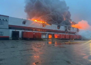 У Луцьку росіяни знищили продуктові склади і “Нову пошту”, атака на Україну триває, – Зеленський (ФОТО)