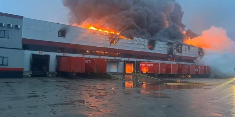 У Луцьку росіяни знищили продуктові склади і “Нову пошту”, атака на Україну триває, – Зеленський (ФОТО)