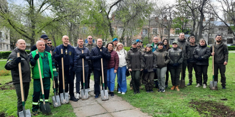 «Шевченко єднає Україну»: У Миколаєві в Парку імені Т.Г. Шевченка чиновники висадили 27 дубів (ФОТО)
