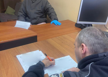 У Миколаєві зловмисник відібрав смартфон у чоловіка, йому загрожує до 10 років в’язниці