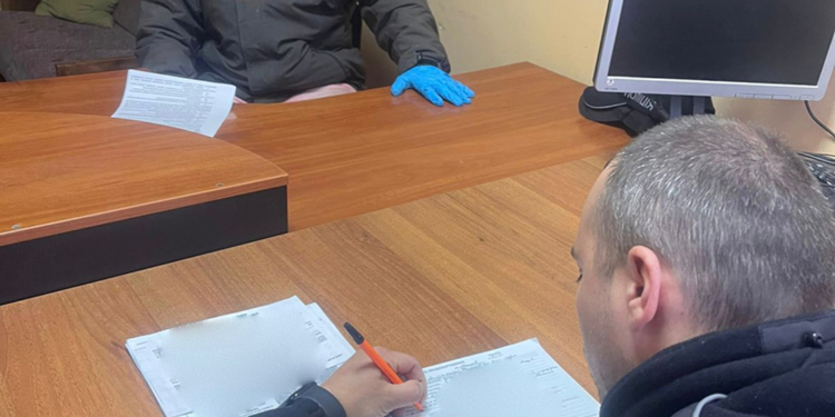 У Миколаєві зловмисник відібрав смартфон у чоловіка, йому загрожує до 10 років в’язниці