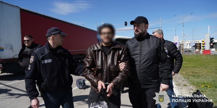 Поліція екстрадувала з Естонії шахрая, жертвами якого ставали українські військові (ФОТО)