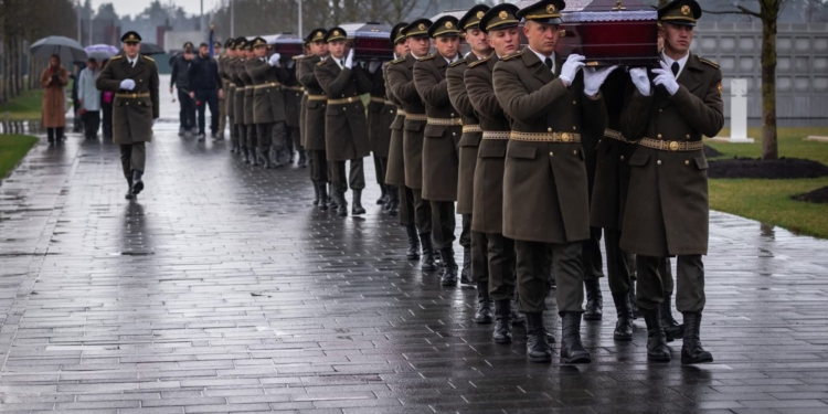 На Національному військовому меморіальному кладовищі відбулося почесне поховання воїнів з Миколаївщини (ФОТО)