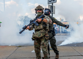 США озброює поліцію хімзасобами для придушення протестів – деякі з них викликають сліпоту та б’ють по репродуктивній системі