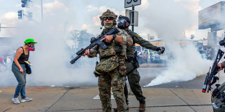США озброює поліцію хімзасобами для придушення протестів – деякі з них викликають сліпоту та б’ють по репродуктивній системі