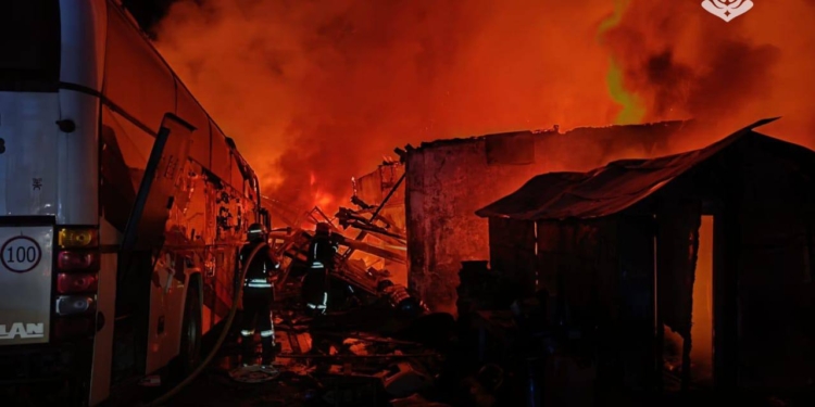 В Ізмаїлі російські дрони атакували порт і СТО, пошкоджено панамське судно, автобуси (ФОТО)