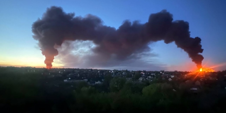 Росіяни атакували Дніпро: пошкоджена 4-поверхівка, обʼєкт промислової інфраструктури, є поранені
