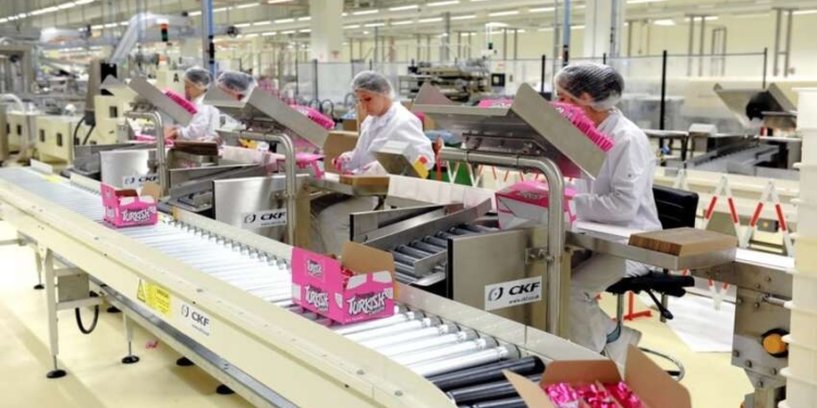 Польща масово звільняє дешевих працівників – для “красивих” звітів