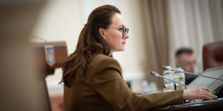 Ще не трудова повинність, але. В Уряді порахували, що в Україні працює менше половини працездатних і вирішили – все