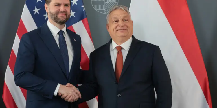 Венс в Угорщині заявив, що Трамп і Орбан зробили найбільше, щоб зупинити війну в Україні, а українці втручаються у вибори