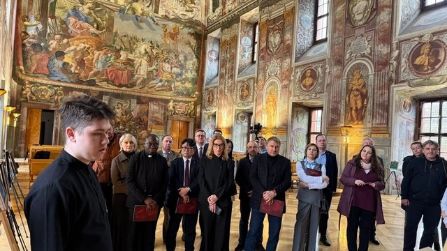 У Празі відкрили виставку українського митця Котика “Коли небо мовчить”