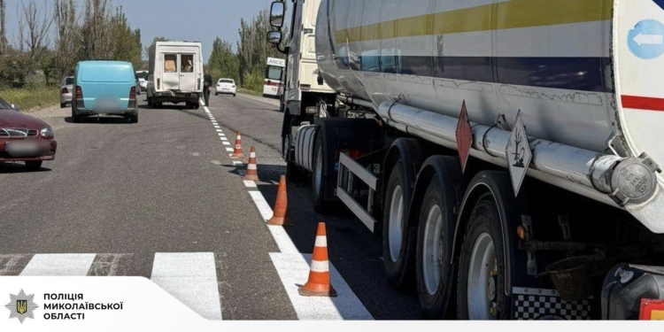 На Миколаївщині внаслідок ДТП з маршруткою і вантажівкою 5 травмованих (ФОТО)