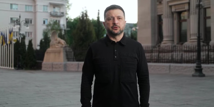 «Росія довоювалася до того, що і їхній головний парад уже залежить від нас» – звернення Зеленського (ВІДЕО)