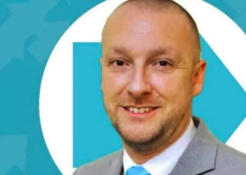 У Британії депутат від правопопулістів виявився геєм і порнозіркою, вибачатися відмовився і здав мандат