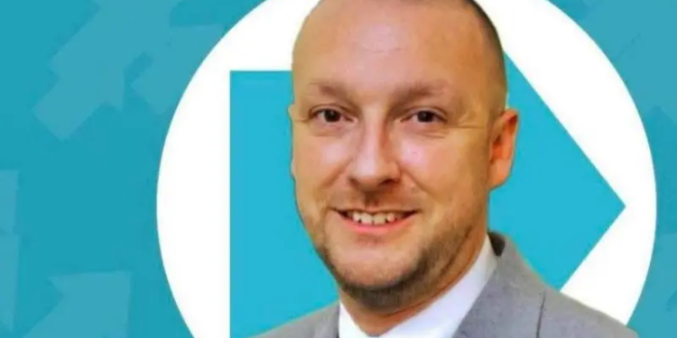 У Британії депутат від правопопулістів виявився геєм і порнозіркою, вибачатися відмовився і здав мандат