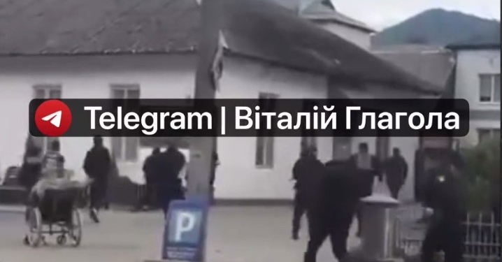 На Закарпатті роми спробували штурмувати будівлю 2 відділу Хустського РТЦК та СП – військові відкрили вогонь (ВІДЕО)