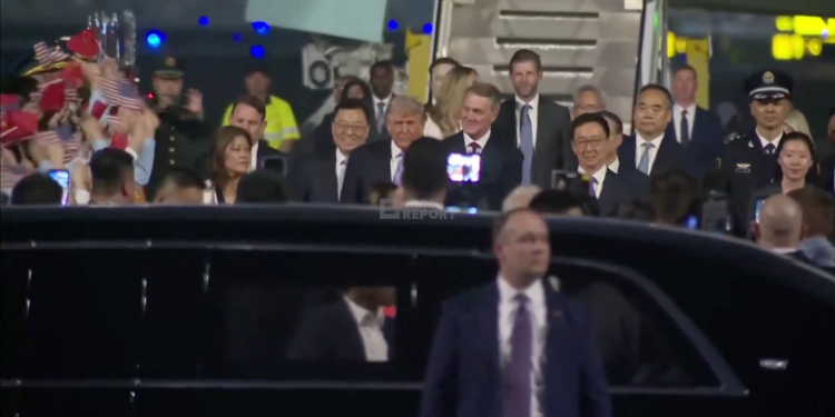 Трамп прилетів до Китаю, йому влаштували феєричну зустріч (ВІДЕО)