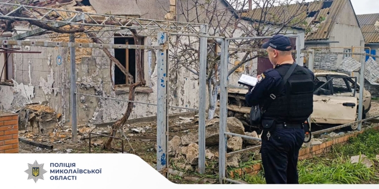 Миколаївська поліція показала наслідки ворожого обстрілу у Іванівці (ФОТО)