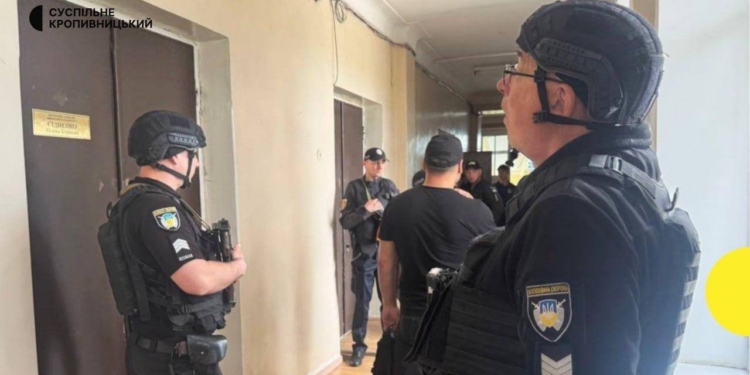 У міськраді на Кіровоградщині заступник мера відкрив вогонь. Поранені двоє (ВІДЕО)