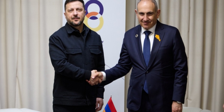 Зеленський у Вірменії зустрівся із Пашиняном і прем’єром Грузії Кобахідзе. У РФ вистрибують із штанів (ФОТО, ВІДЕО)