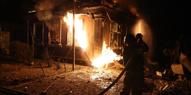 Рятувальники показали, як ліквідовували наслідки вчорашньої російської атаки на Миколаїв (ФОТО)