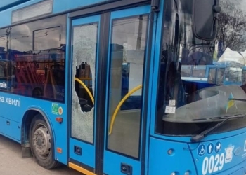 У Миколаєві внаслідок ранкової атаки пошкоджено тролейбус, обмежено рух (ФОТО)