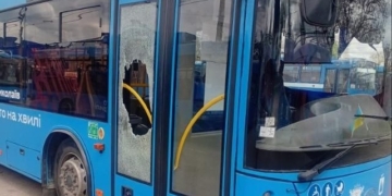 У Миколаєві внаслідок ранкової атаки пошкоджено тролейбус, обмежено рух (ФОТО)