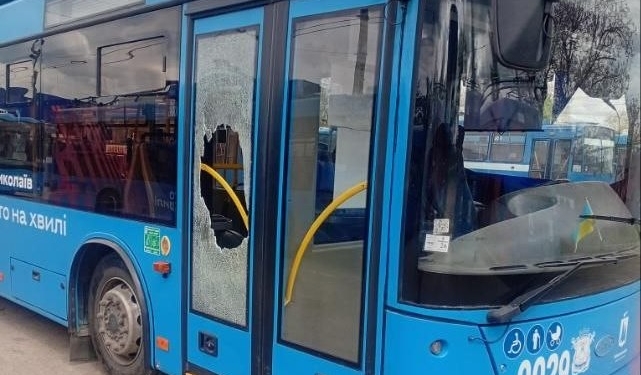 У Миколаєві внаслідок ранкової атаки пошкоджено тролейбус, обмежено рух (ФОТО)