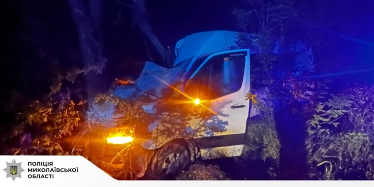 У нічній ДТП на Миколаївщині травмовано трьох пасажирок мікроавтобуса