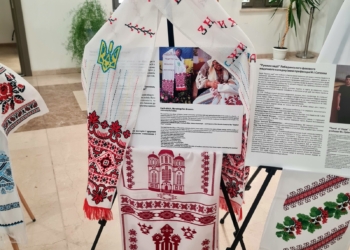 «Рушник надії» – у Миколаєві запрацювала виставка, вишита серцями родин наших Оборонців
